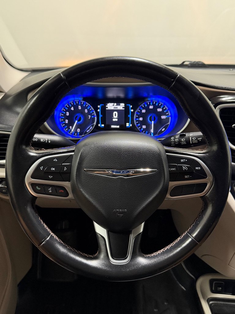 Used 2017 Chrysler Pacifica Touring-L FWD image 16