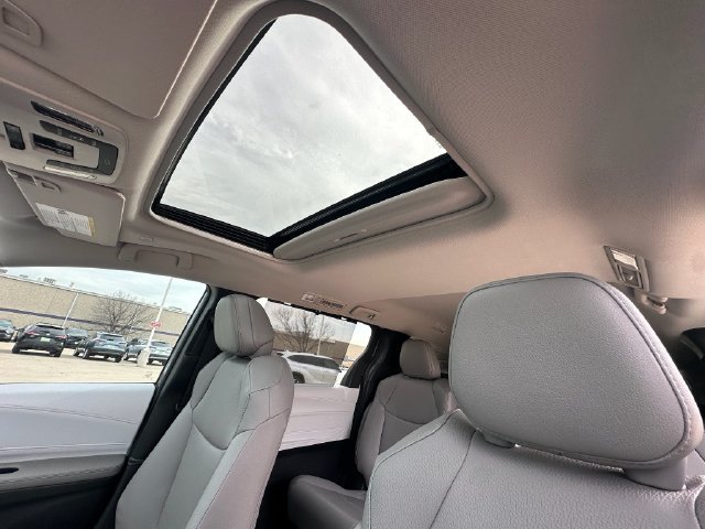 Used 2026 Toyota Sienna XLE FWD image 25