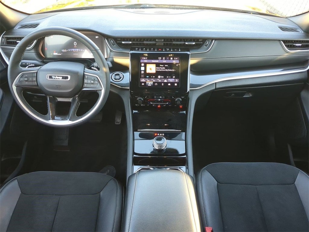 Used 2023 Jeep Grand Cherokee Altitude image 16