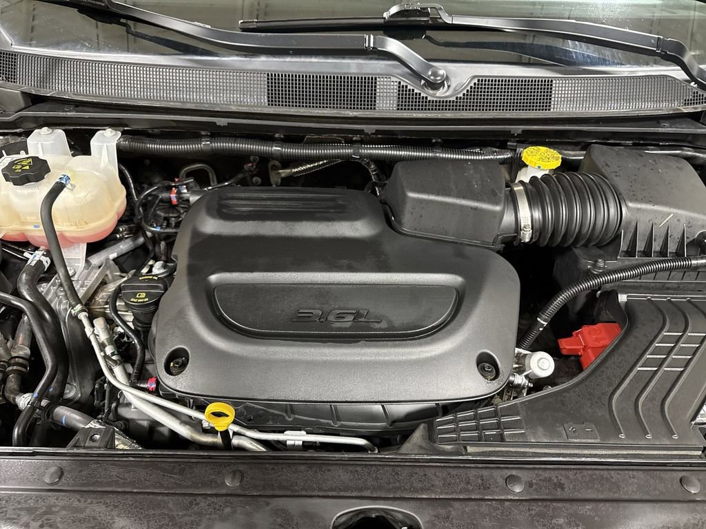 Used 2025 Chrysler Pacifica Limited image 27