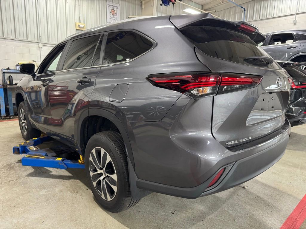 Used 2024 Toyota Highlander XLE image 3