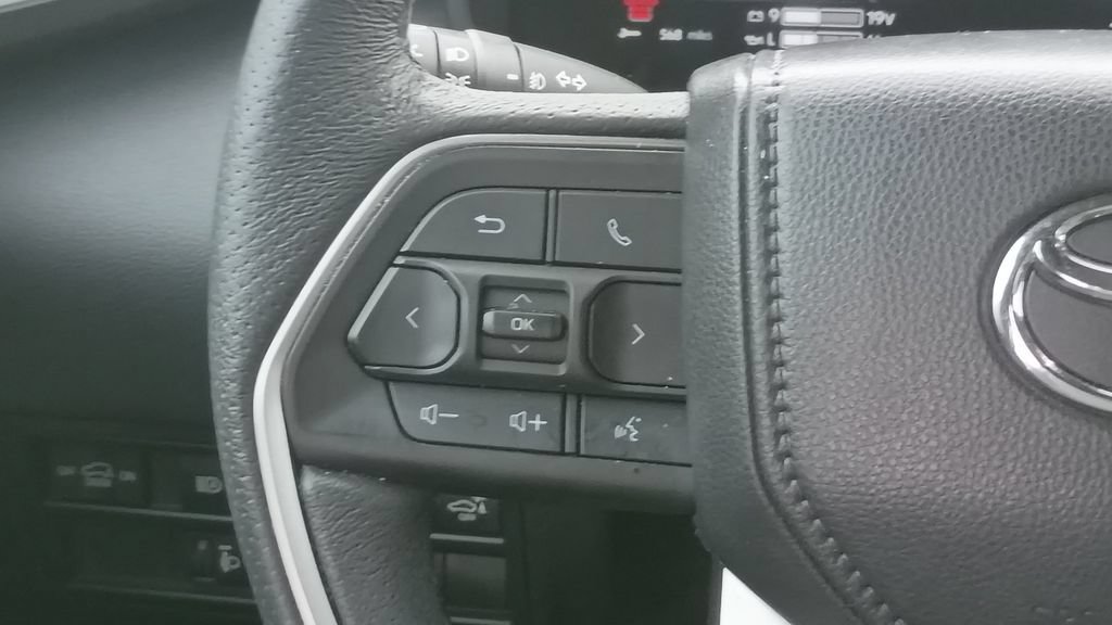 Used 2025 Toyota Sequoia Limited AWD/4WD image 29