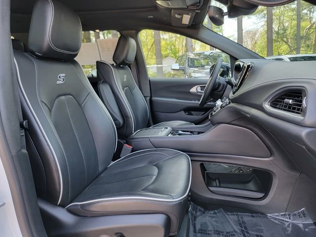 Certified 2024 Chrysler Pacifica Premium FWD image 25