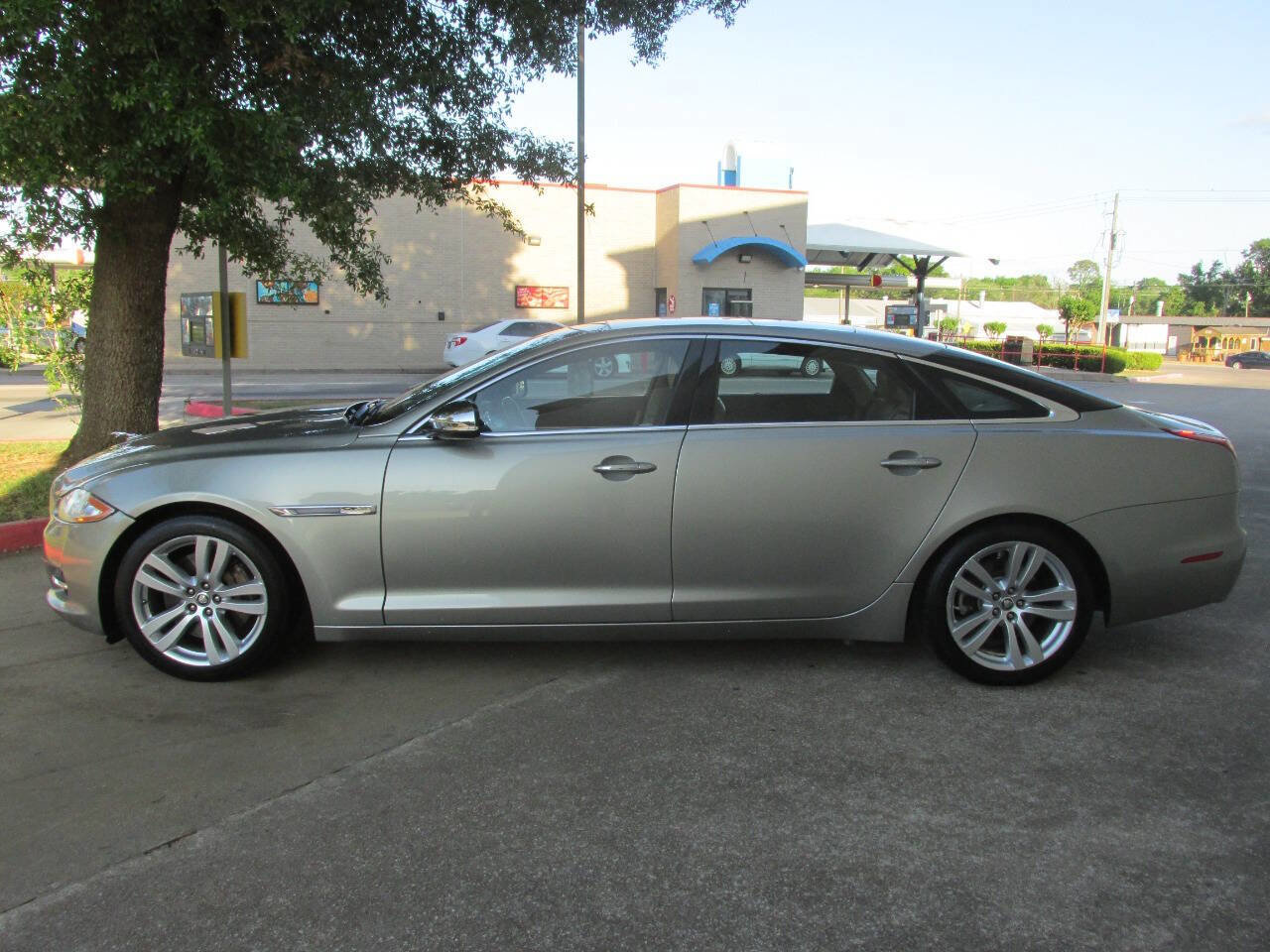 Used 2011 Jaguar XJ L image 9