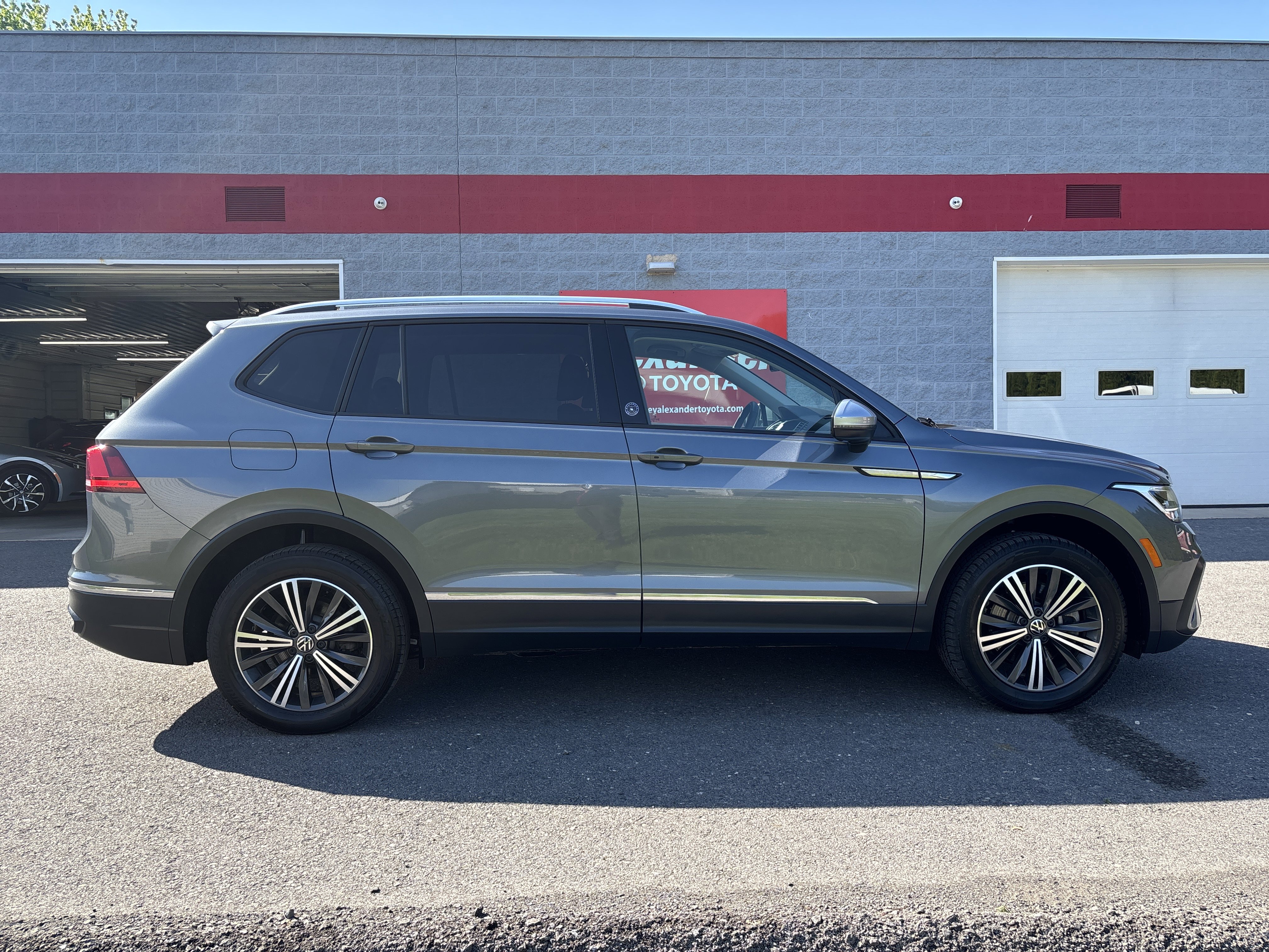Used 2024 Volkswagen Tiguan Wolfsburg Edition AWD/4WD image 2