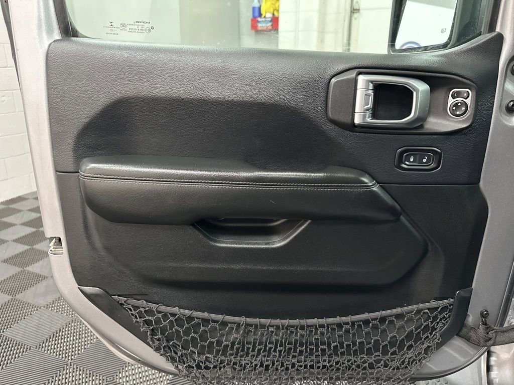 Used 2018 Jeep Wrangler Unlimited Sahara AWD/4WD image 19