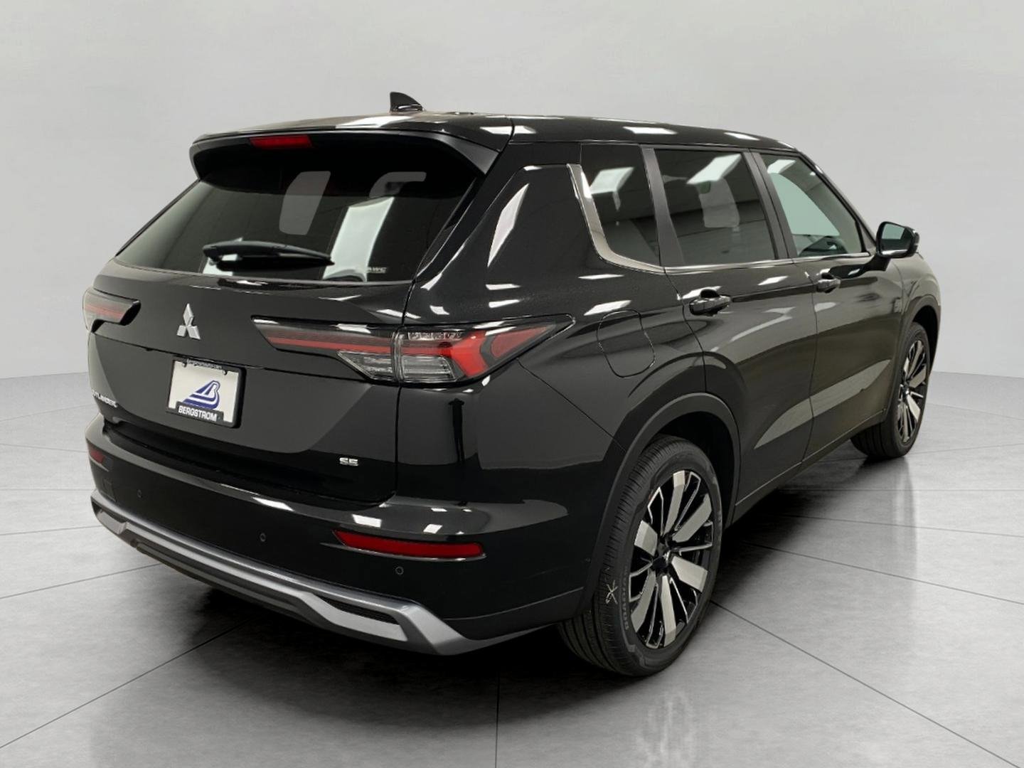 New 2025 Mitsubishi Outlander SE image 3