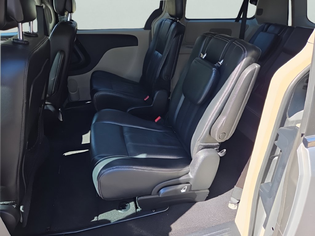 Used 2015 Chrysler Town & Country Touring FWD image 11