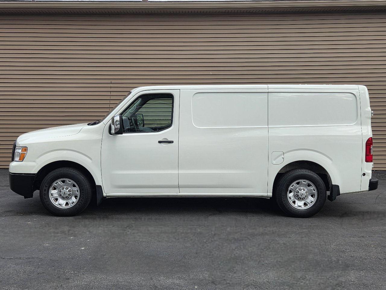 Used 2020 Nissan NV 3500 SV image 3