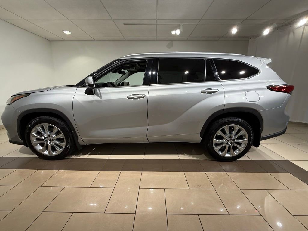 Used 2023 Toyota Highlander Limited AWD/4WD image 2