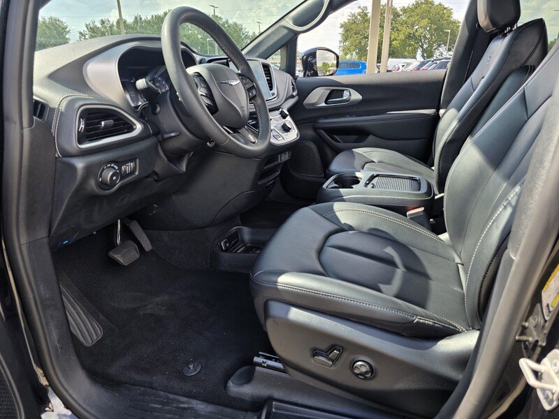 Used 2024 Chrysler Pacifica Touring-L w/ S Appearance Package AWD/4WD image 10