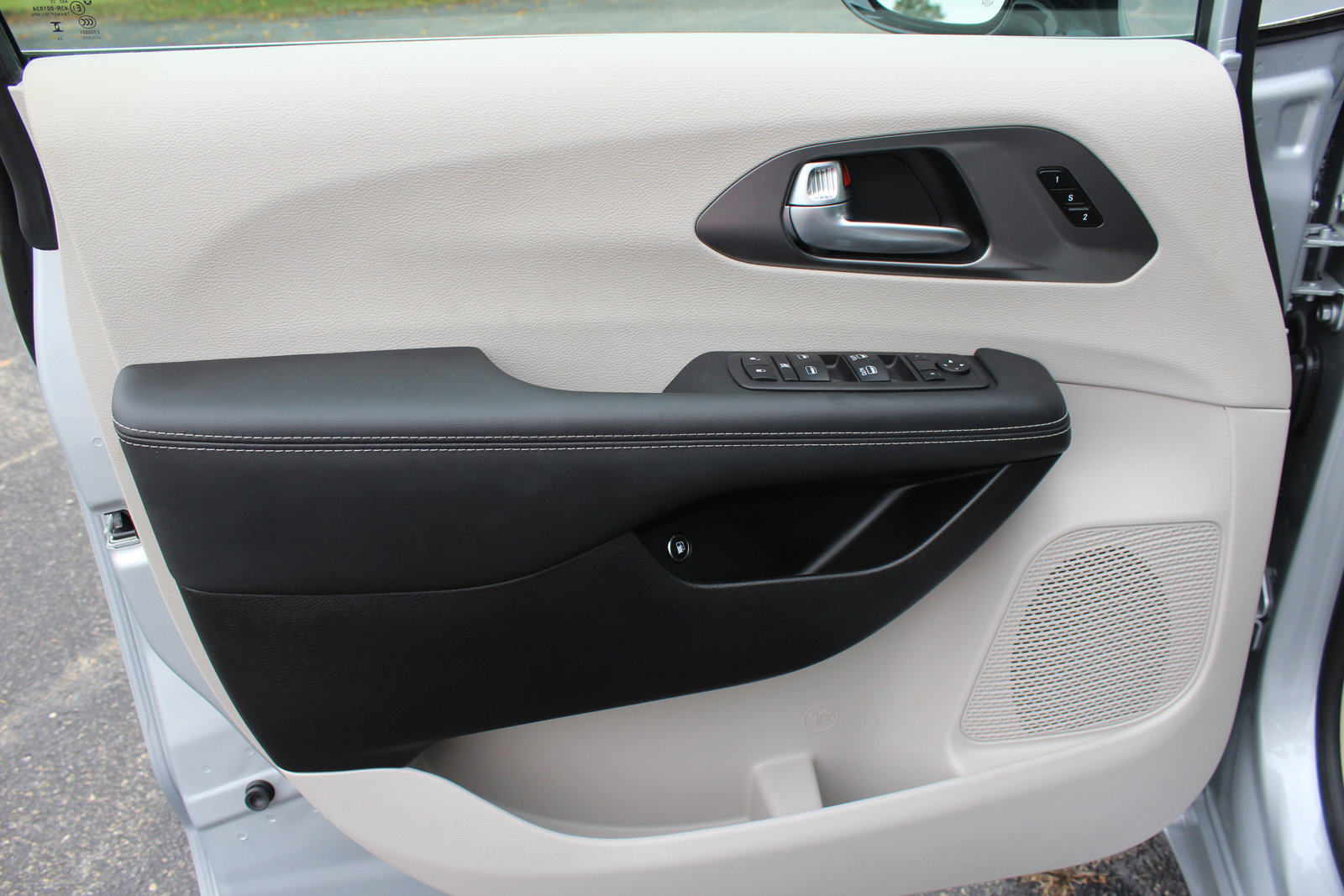 Used 2024 Chrysler Pacifica Select image 25