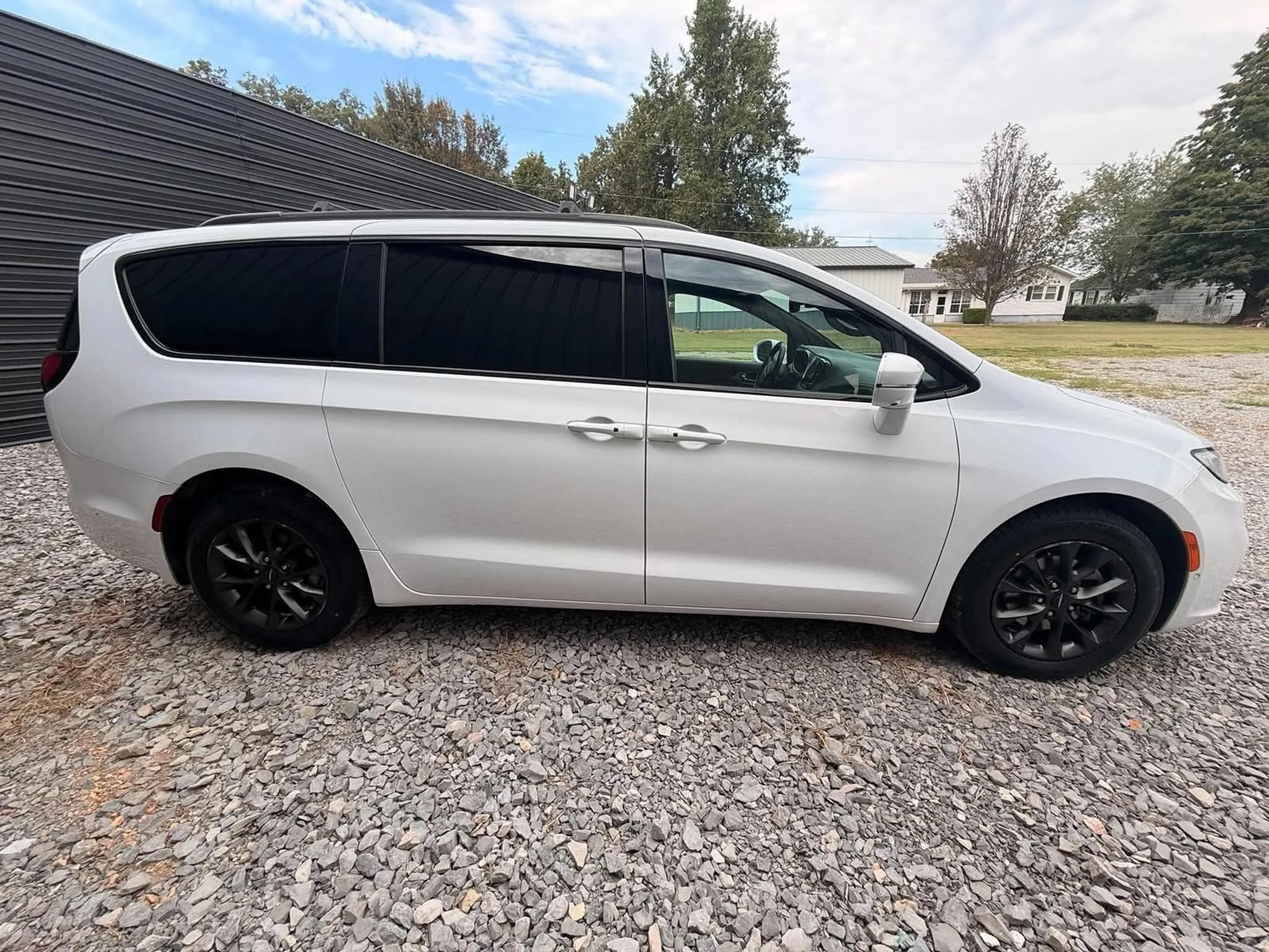 Used 2021 Chrysler Pacifica Touring-L w/ Premium & Safety Sphere Group FWD image 4