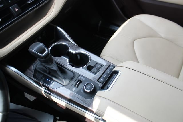 Used 2020 Toyota Highlander Limited image 24