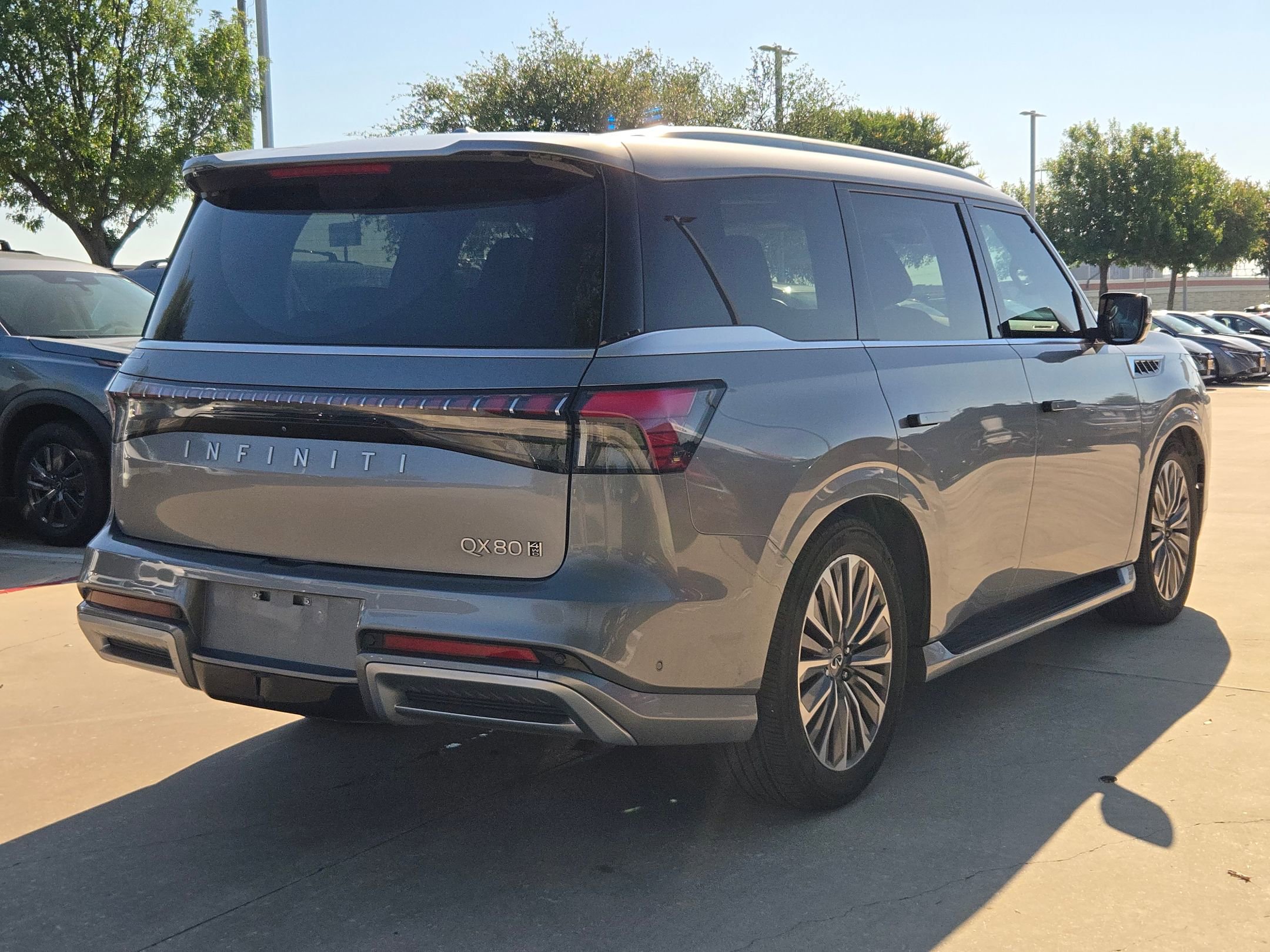 Used 2025 INFINITI QX80 Sensory AWD/4WD image 3