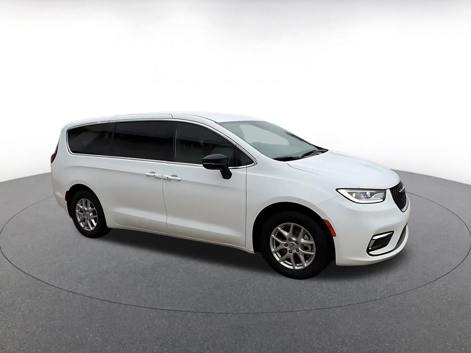 Used 2025 Chrysler Pacifica Select image 2