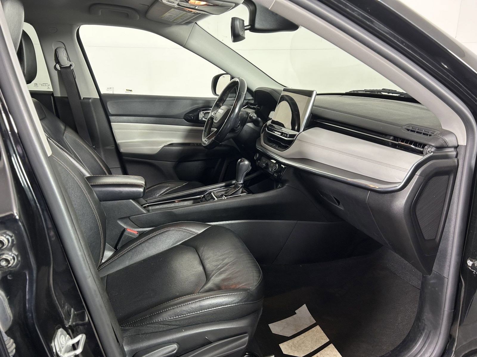 Used 2022 Jeep Compass Limited image 27