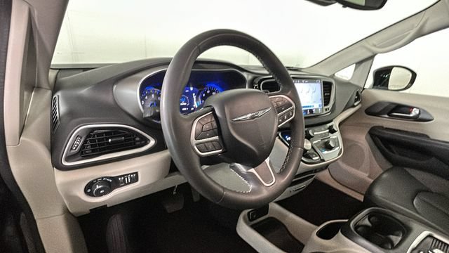 Used 2024 Chrysler Pacifica Touring-L FWD image 13