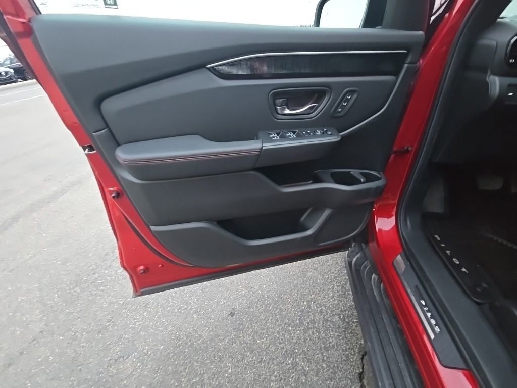 Used 2025 Honda Pilot Black Edition image 13