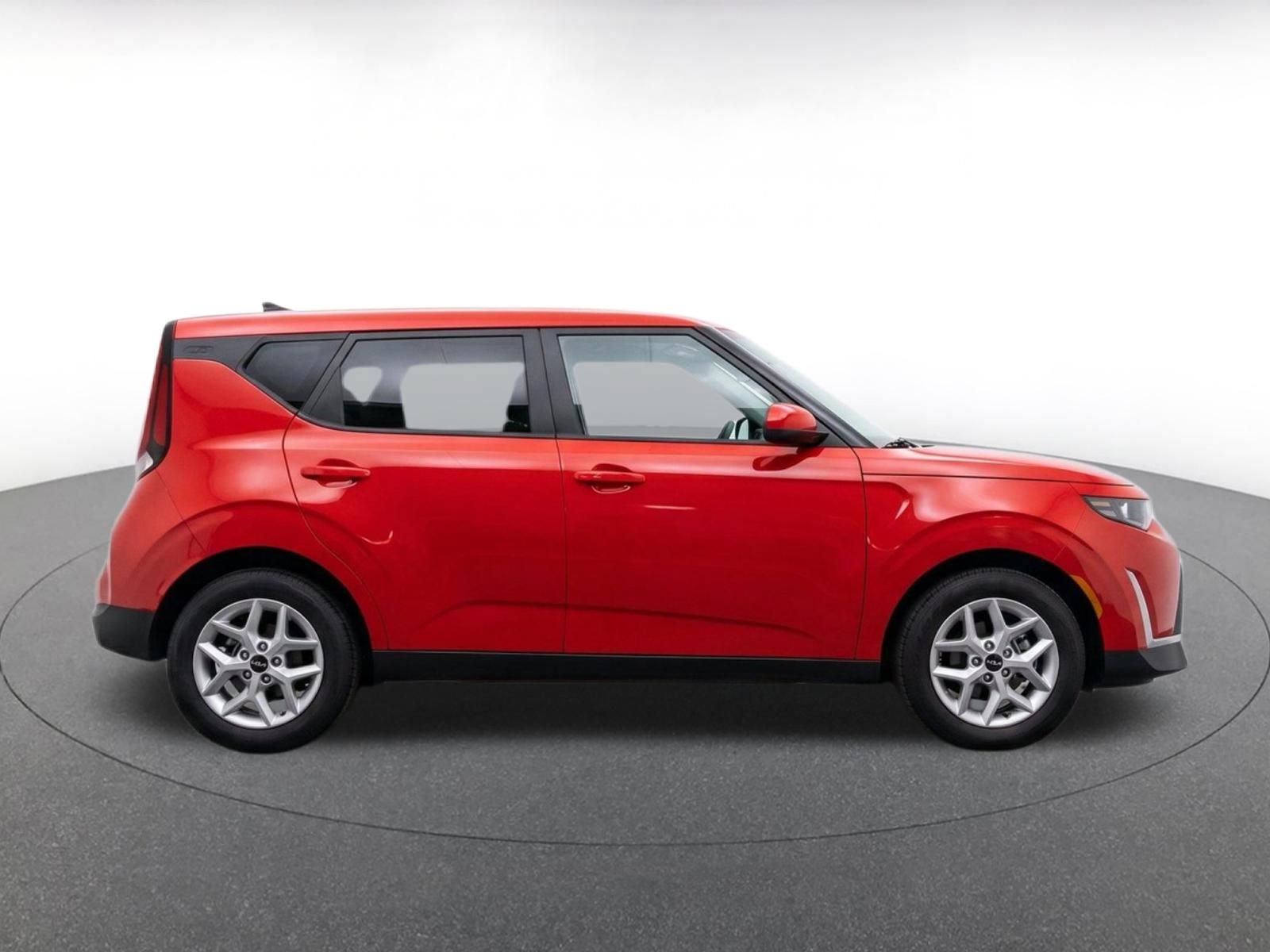 Used 2025 Kia Soul LX w/ LX Technology Package FWD image 9