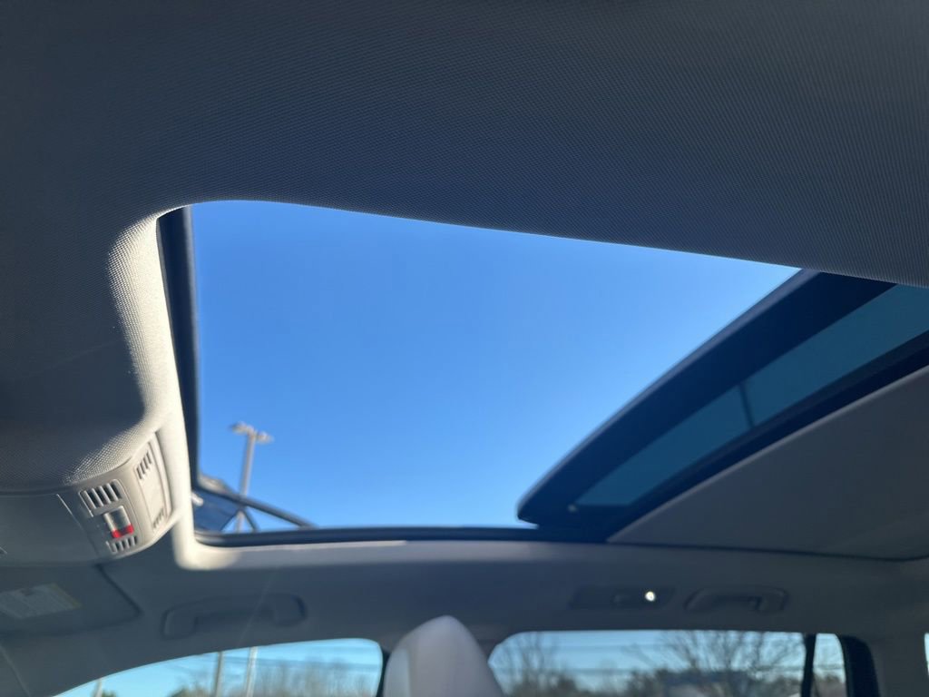 Used 2022 Volkswagen Tiguan SE w/ Panoramic Sunroof Package image 28