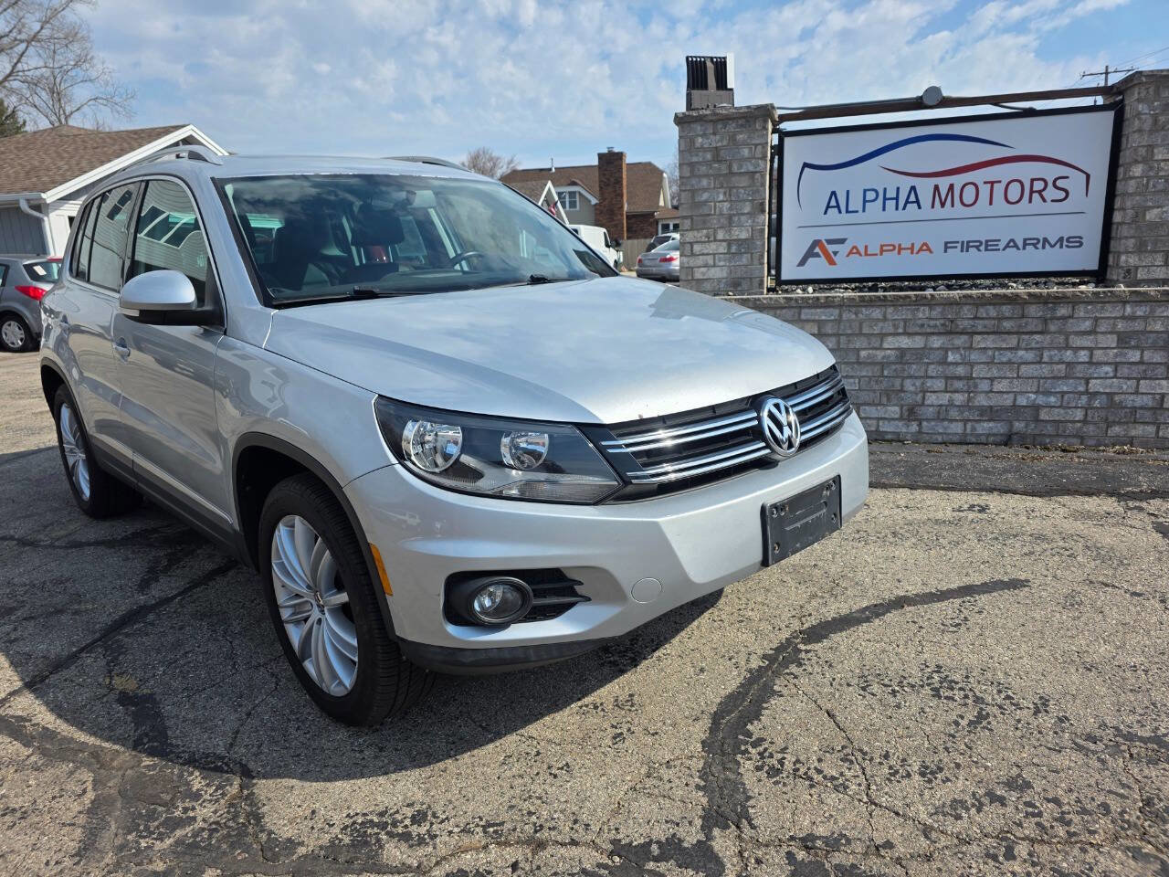 Used 2012 Volkswagen Tiguan SE FWD image 1