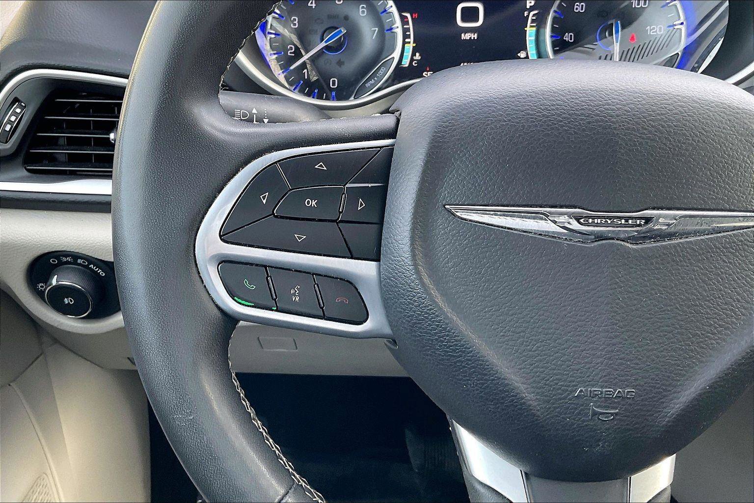 Used 2023 Chrysler Pacifica Touring-L image 18