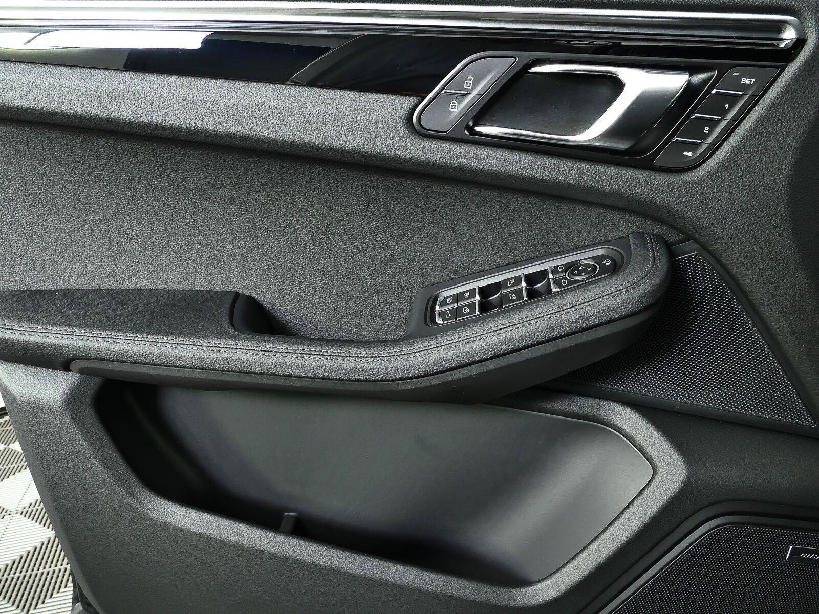 New 2026 Porsche Macan Turbo AWD/4WD image 6