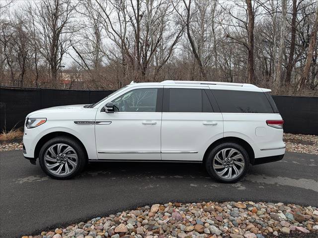 Used 2022 Lincoln Navigator Reserve image 2