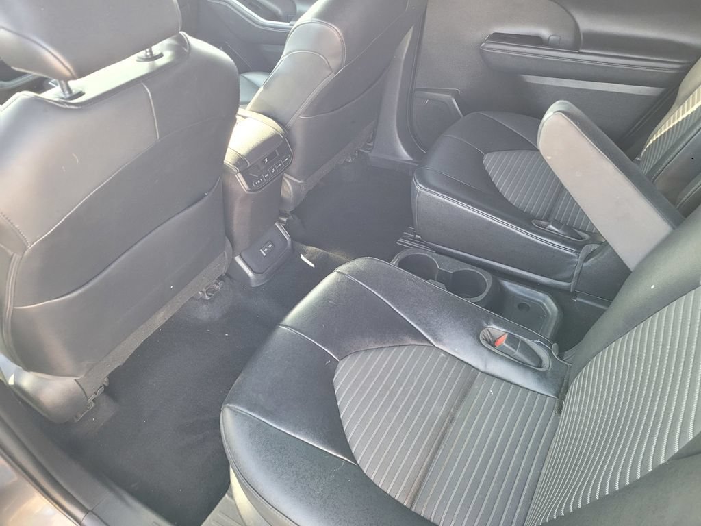 Used 2022 Toyota Highlander XSE AWD/4WD image 11