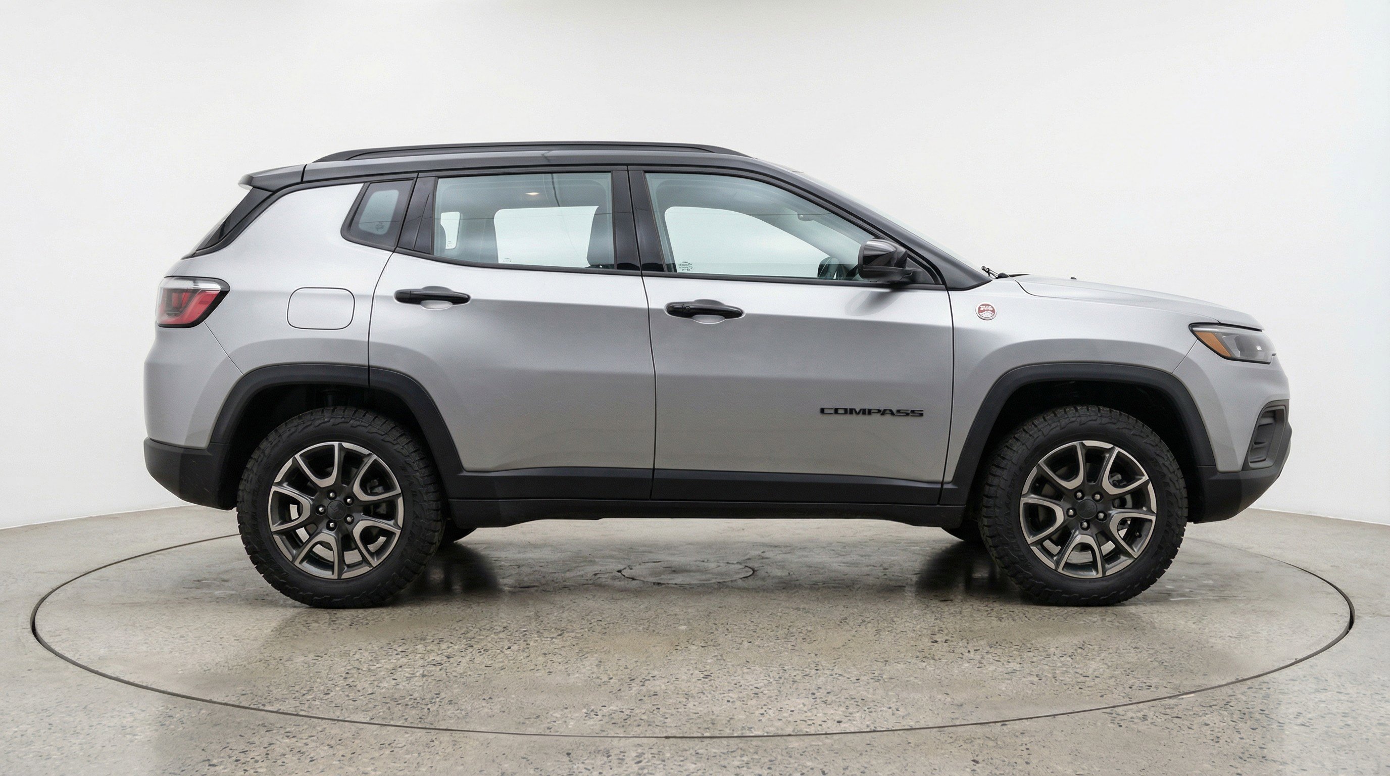 Used 2025 Jeep Compass Trailhawk image 11