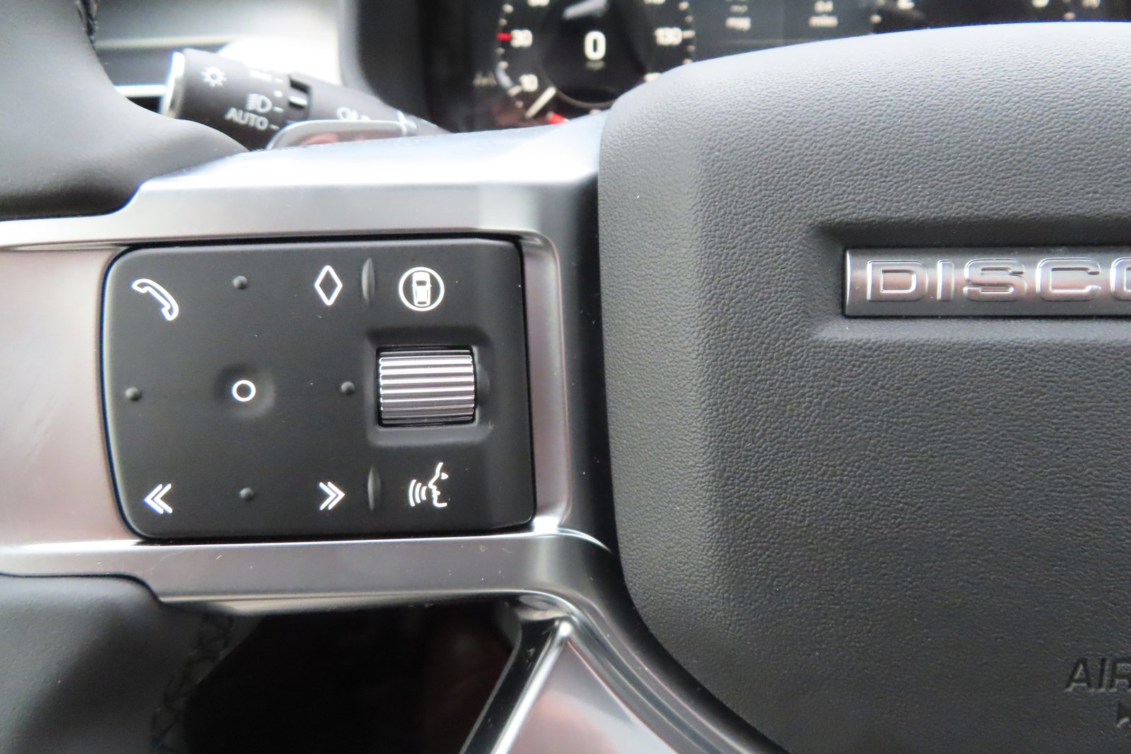 New 2024 Land Rover Discovery Dynamic SE image 33