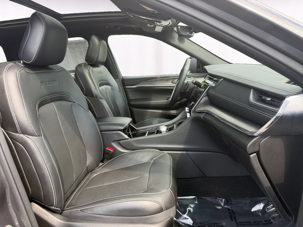 Used 2023 Jeep Grand Cherokee Overland AWD/4WD image 15
