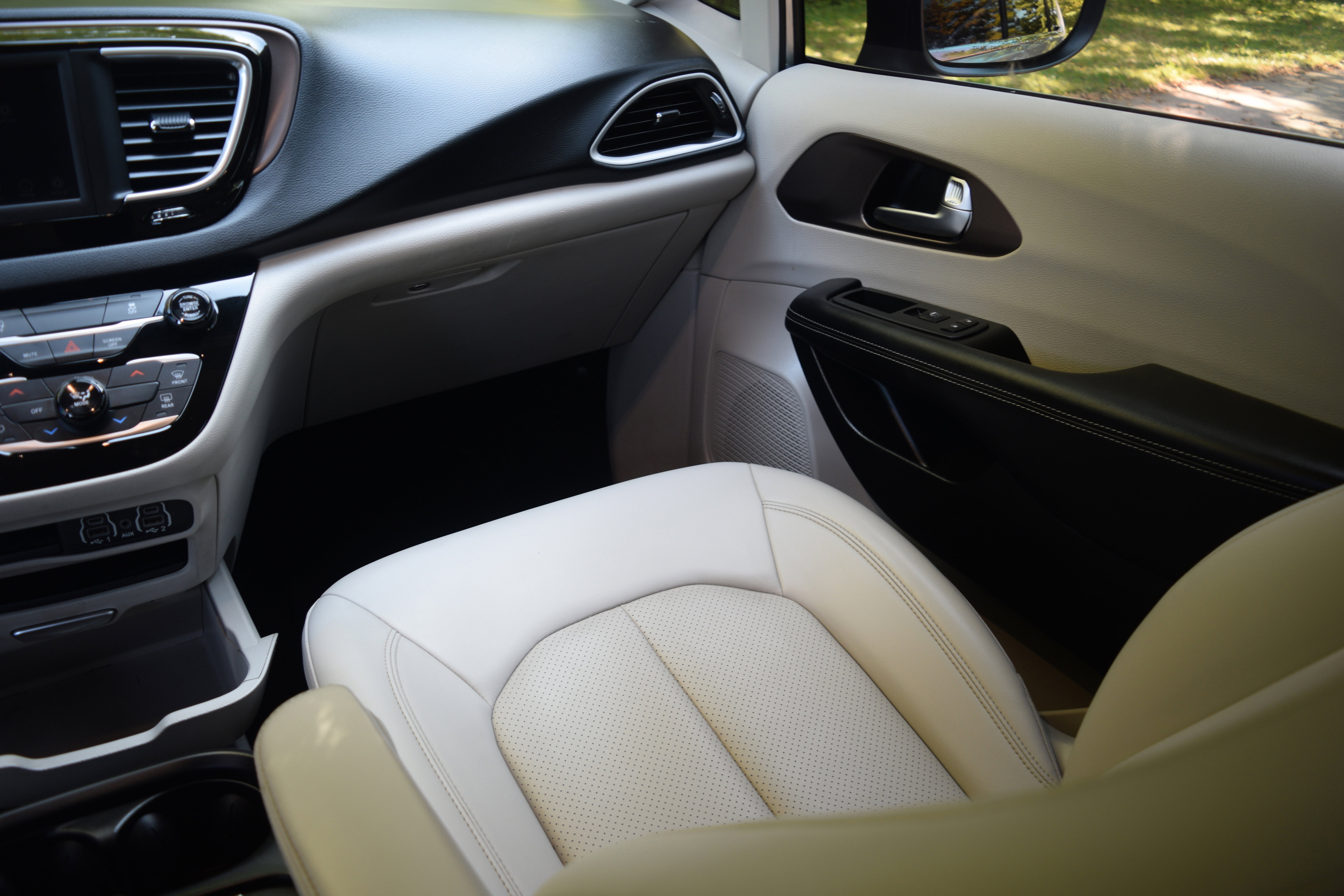 Used 2021 Chrysler Voyager Lxi image 14