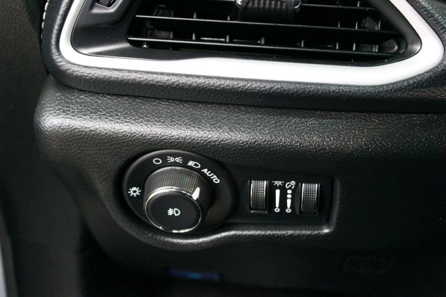 Used 2023 Chrysler Pacifica Touring FWD image 14