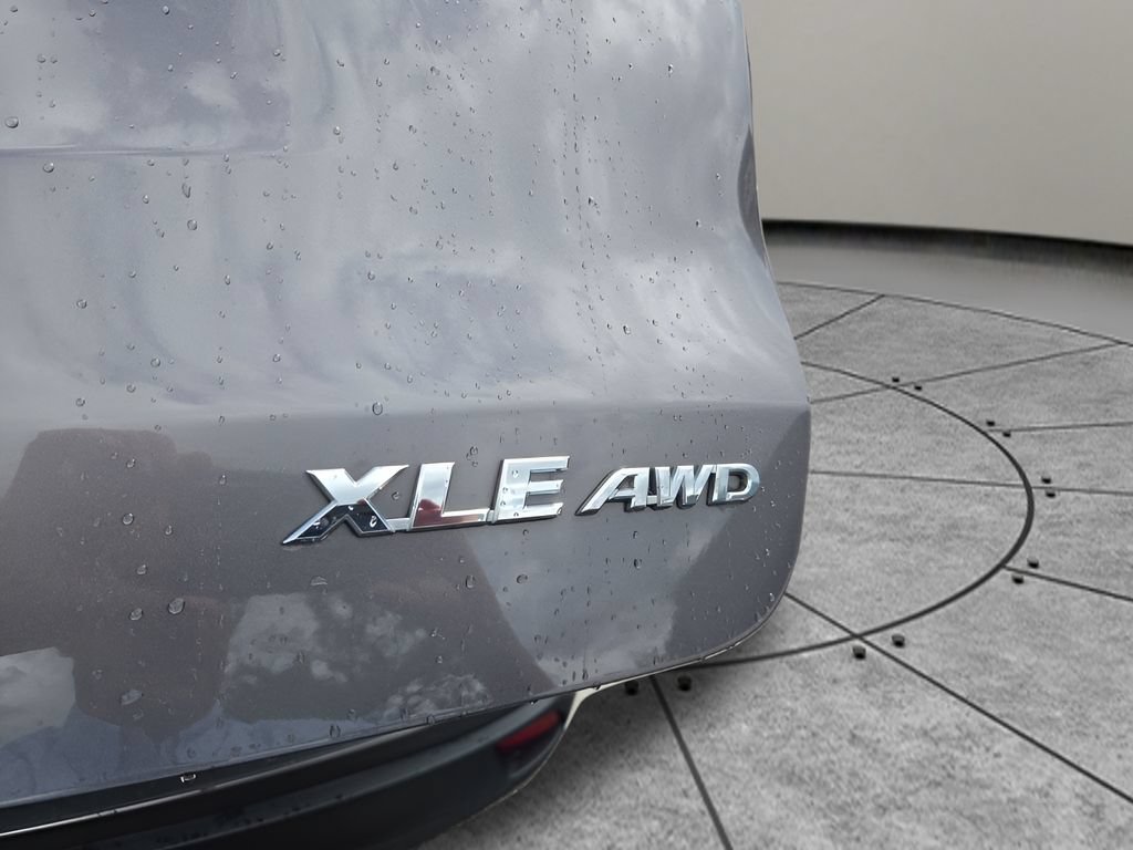 Used 2019 Toyota Highlander XLE w/ Carpet Mat Package (TMS) AWD/4WD image 9