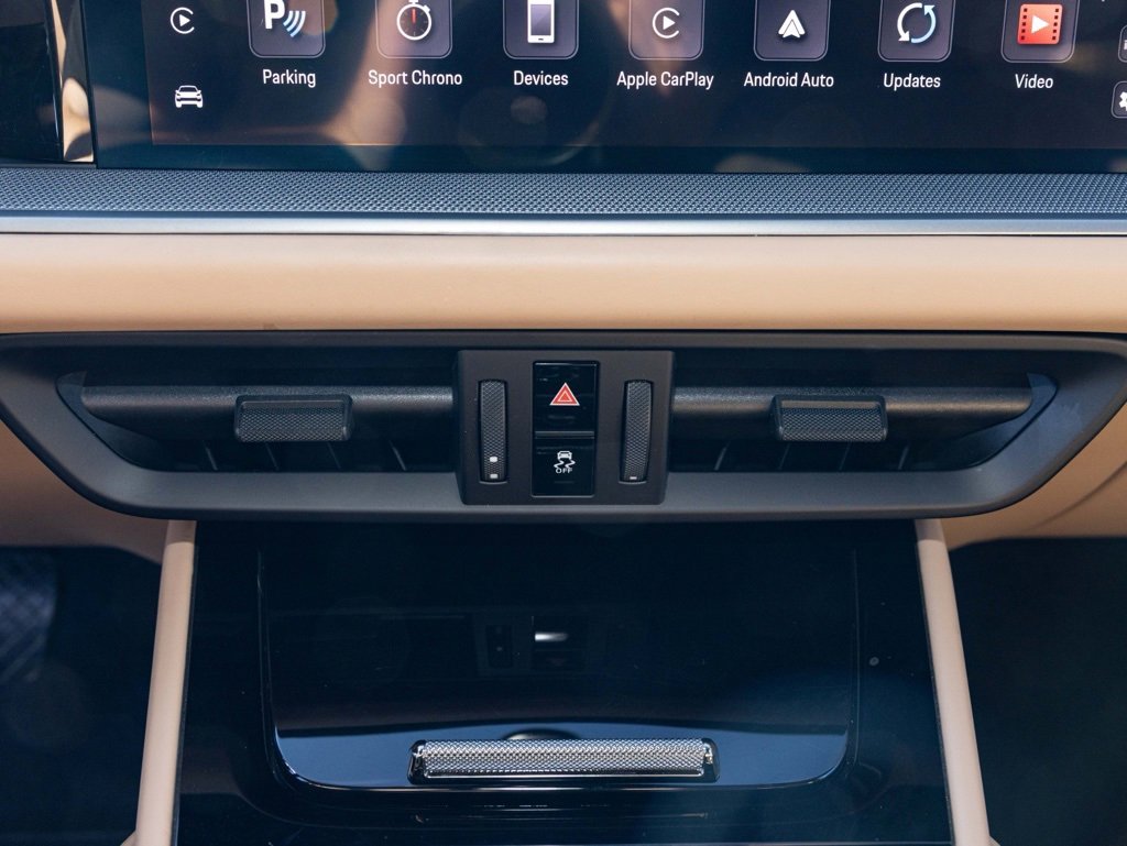 Used 2024 Porsche Cayenne Coupe image 38