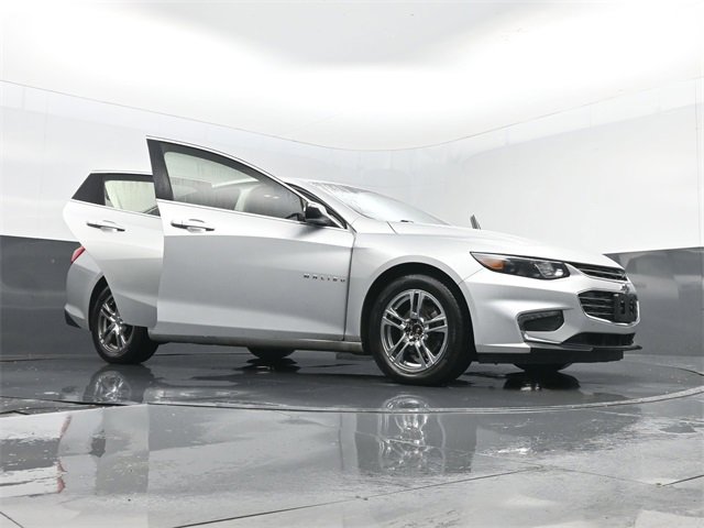 Used 2017 Chevrolet Malibu LT image 30