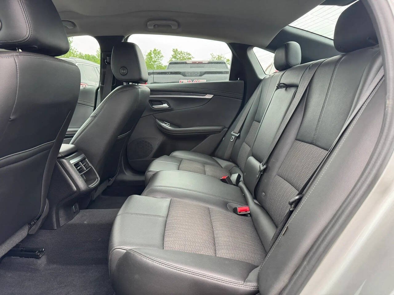 Used 2017 Chevrolet Impala LT FWD image 12