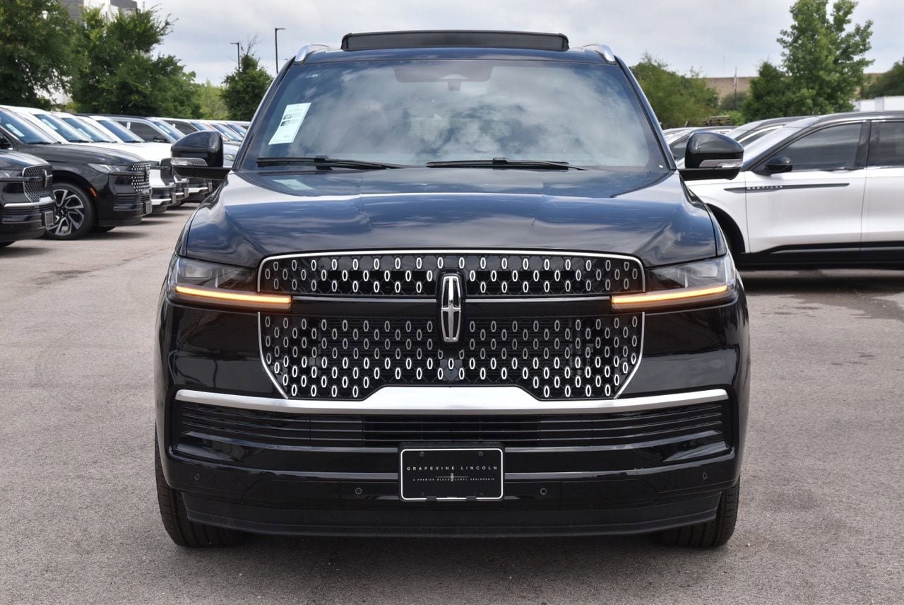 New 2026 Lincoln Navigator L Reserve AWD/4WD image 2