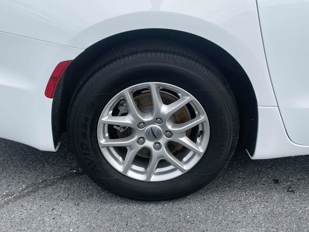 Used 2024 Chrysler Pacifica Touring-L image 14