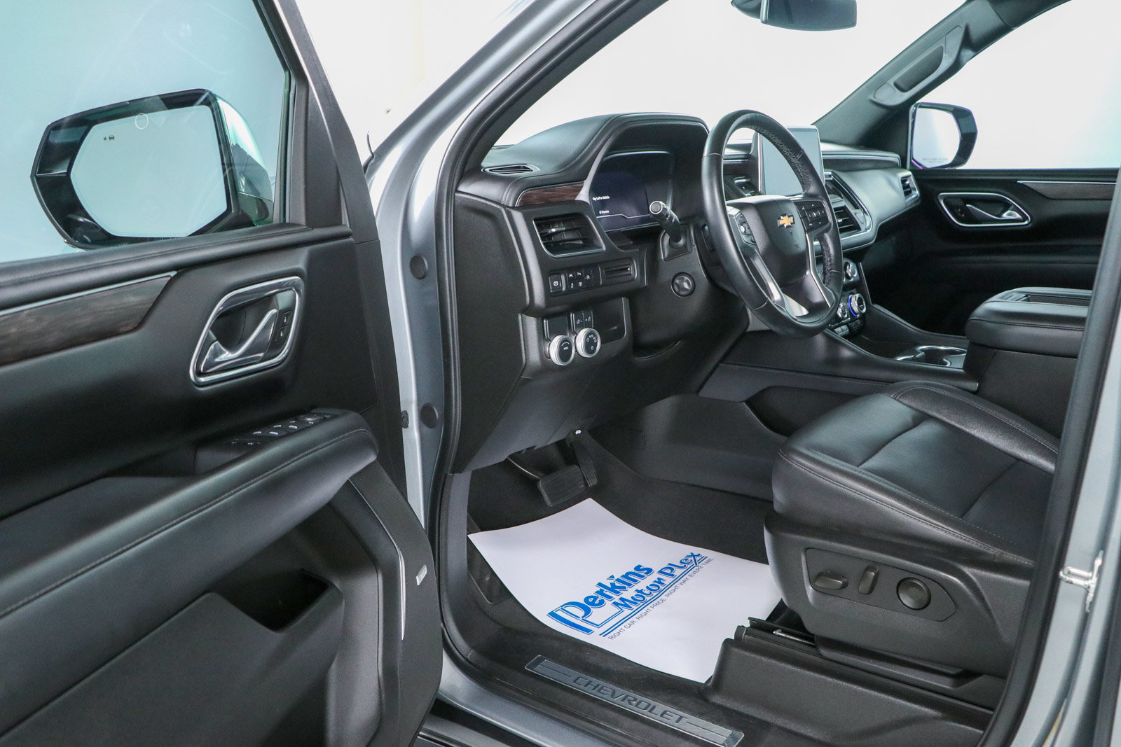 Used 2023 Chevrolet Tahoe LT w/ Luxury Package RWD image 3