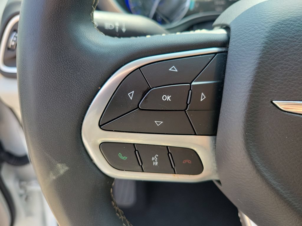 Used 2023 Chrysler Pacifica Touring-L FWD image 23