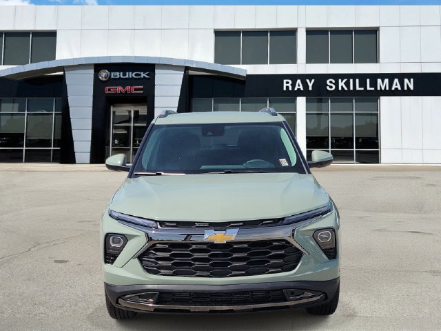 Used 2025 Chevrolet TrailBlazer LT AWD/4WD image 2