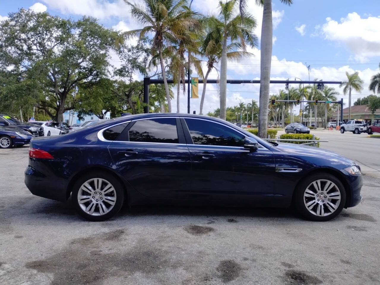 Used 2017 Jaguar XF Premium RWD image 17