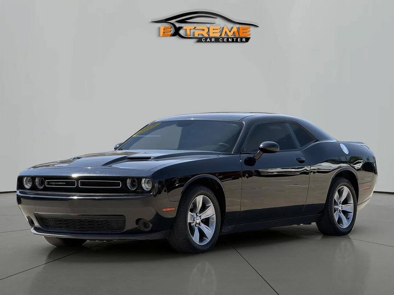 Used 2018 Dodge Challenger SXT RWD image 1