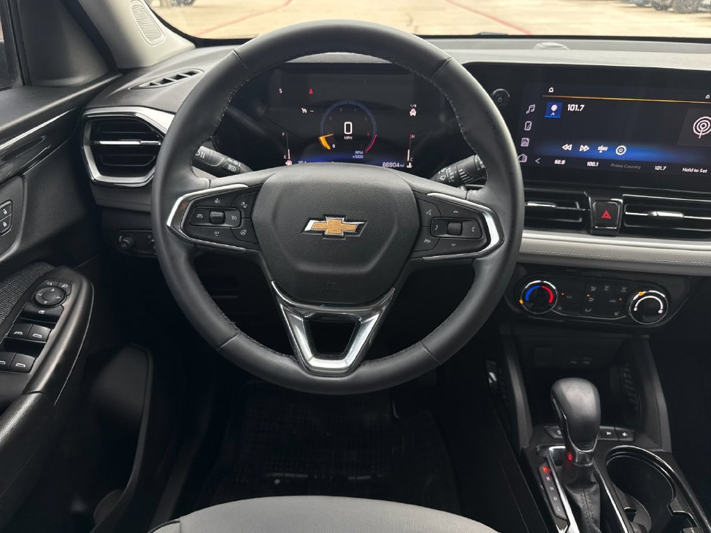 Used 2025 Chevrolet TrailBlazer LT w/ LT Cold Weather Package FWD image 14