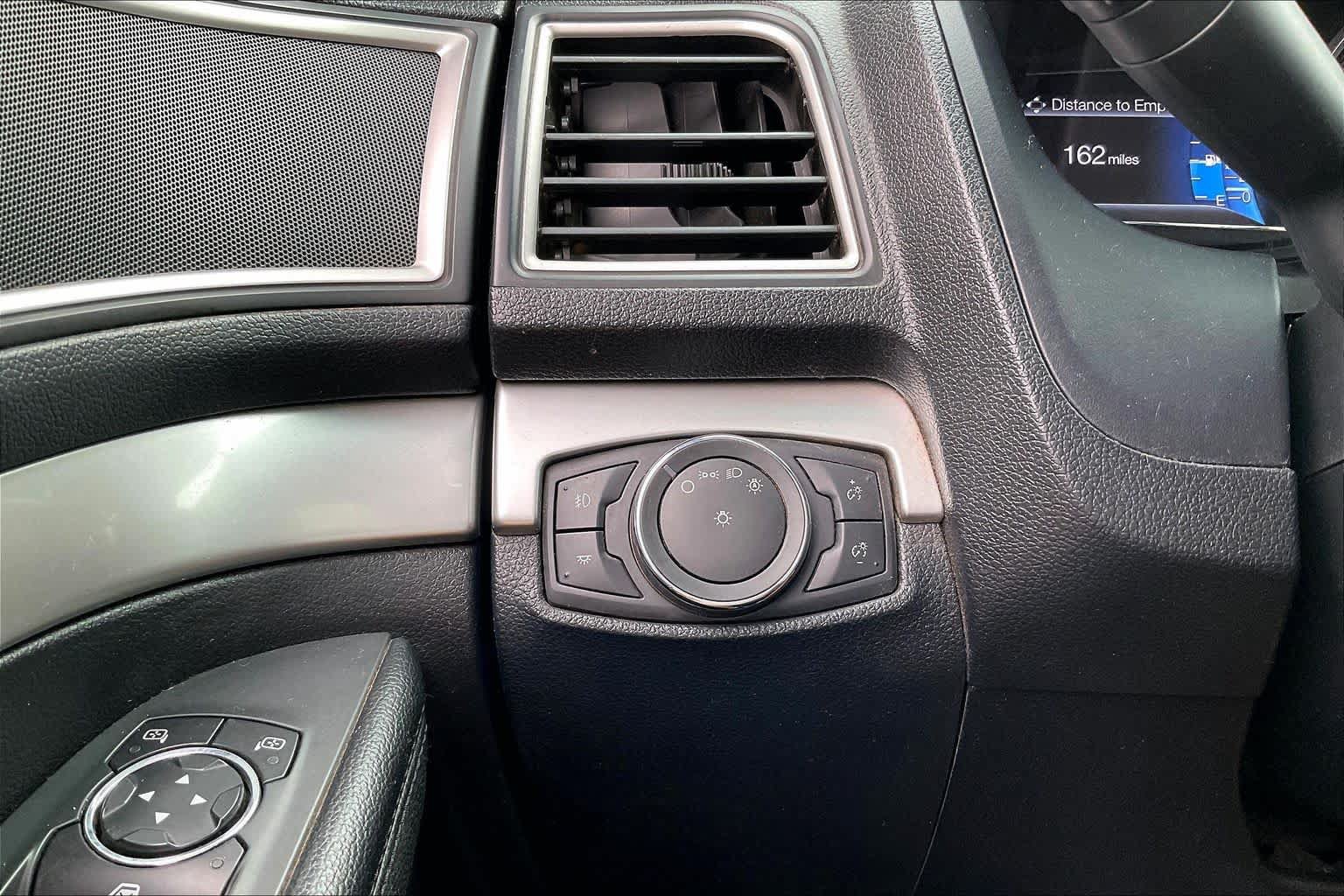 Used 2016 Ford Explorer XLT w/ Equipment Group 202A AWD/4WD image 33