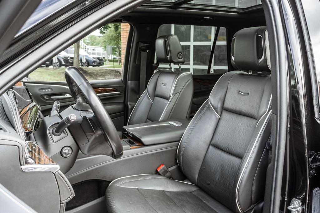 Used 2023 Cadillac Escalade Premium Luxury AWD/4WD image 6