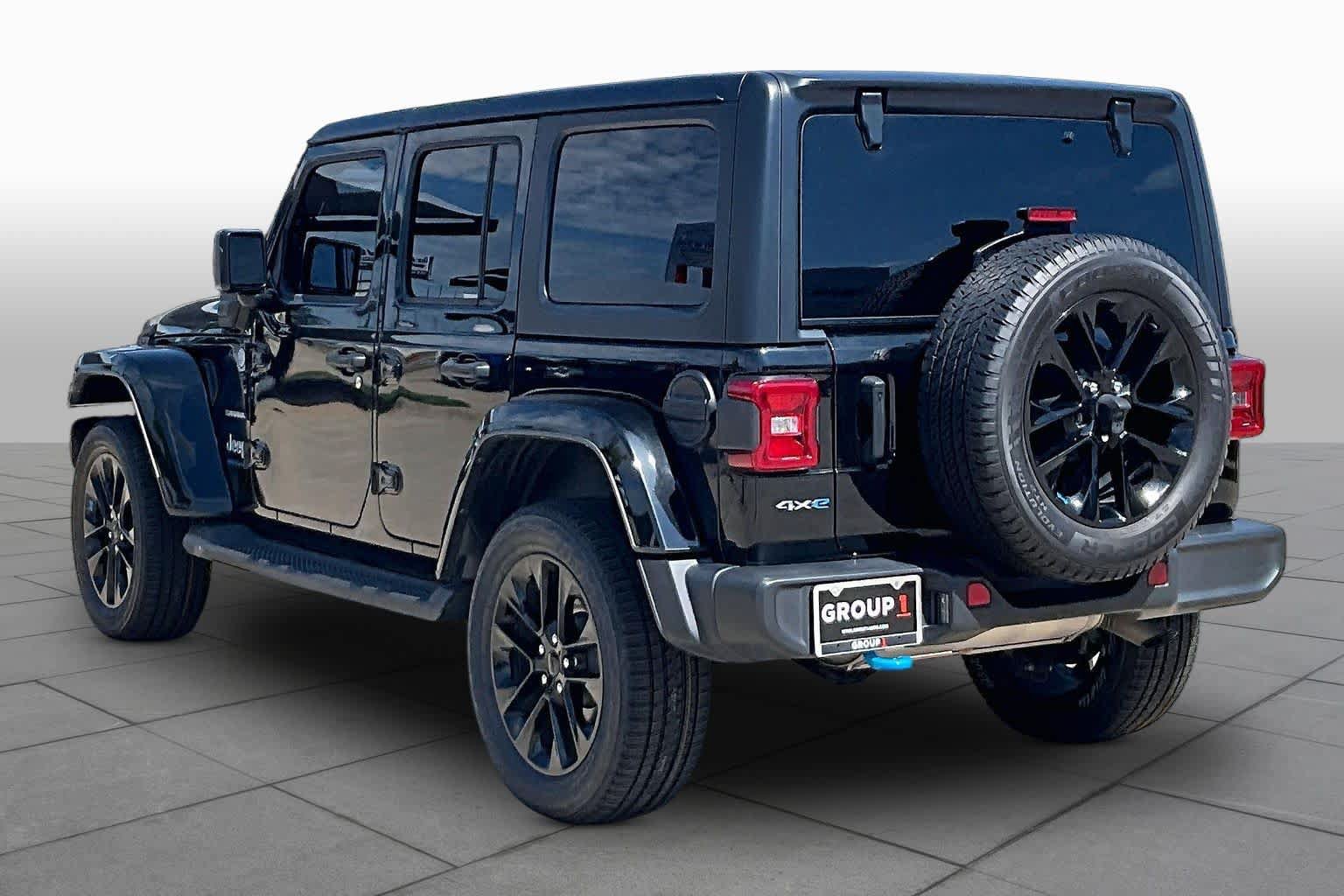 Used 2023 Jeep Wrangler Unlimited Sahara w/ Cold Weather Group AWD/4WD image 11